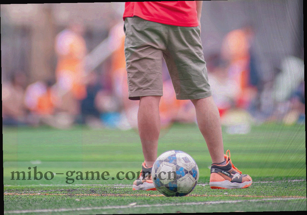 夜间看台的稀疏光影与看台层次，冷色调，画面中不含人物特写